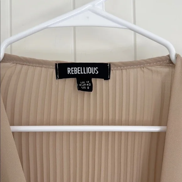 Elegant Beige Pleated Blouse - Picture 2 of 4